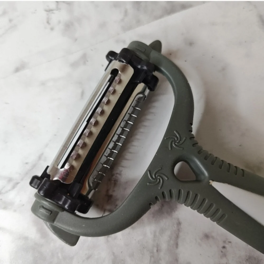 3-in-1 Rotatable Multi-Blade Kitchen Peeler - Serrated, Julienne, Straight